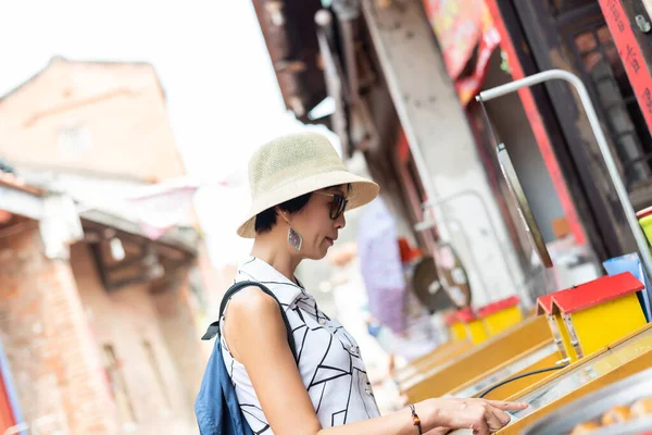 Viajando Mujer Asiática Jugando Pinball Vieja Calle Ciudad Lukang Condado — Foto de Stock