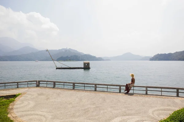 Woman Sit Water Sun Moon Lake Nantou Taiwan — Stock Photo, Image