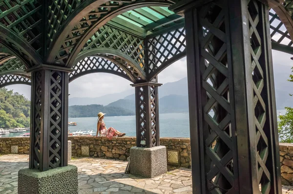 Vrouw Rust Een Paviljoen Het Sun Moon Lake Bij Nantou — Stockfoto