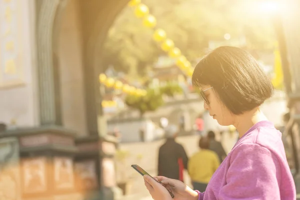 Mogen Asiatisk Kvinna Som Använder Mobilen Ett Tempel — Stockfoto