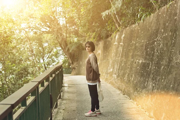 Mulher Asiática Caminhando Caminho Livre — Fotografia de Stock