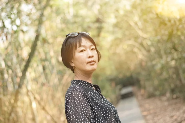 Porträttera Mogen Asiatisk Kvinna Som Reser Och Vandrar Utomhus — Stockfoto
