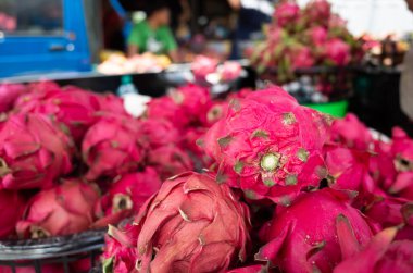 Geleneksel pazarda bir yığın pitaya meyvesi