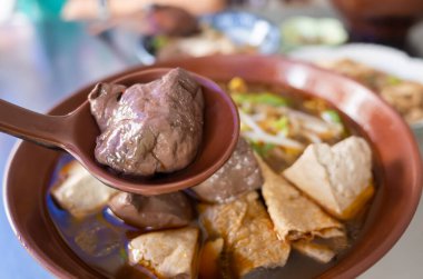 Restoranda Tayvan usulü baharatlı domuz kanı var.