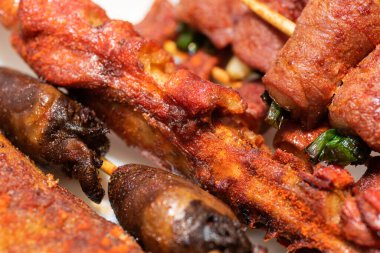 Masada bir tabak üzerinde barbekü Tayvanlı aperatifler