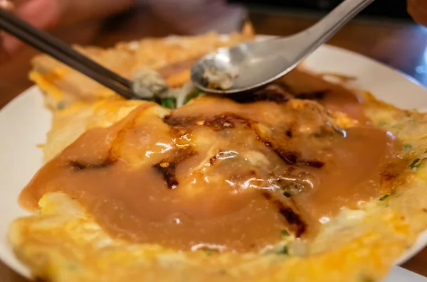 Mulher Comer Lanche Tradicional Taiwanês Omelete Ostra — Fotografia de Stock