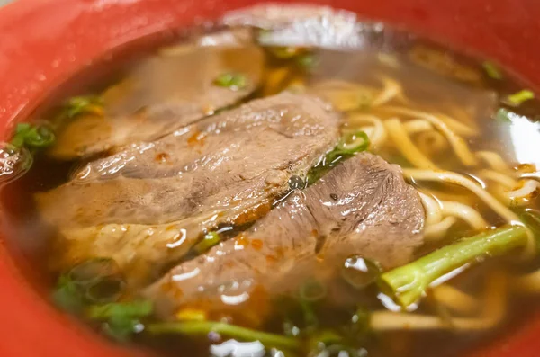 台湾で牛肉麺スープを食べる クローズアップ画像 — ストック写真