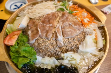 Bir restoranda bakır ızgara tepsisi üzerinde Kore barbeküsü