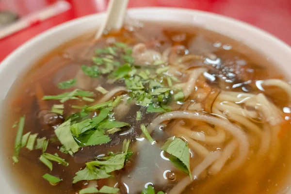 台湾の太めのスープ麺にスターチコーティングされた豚肉 — ストック写真