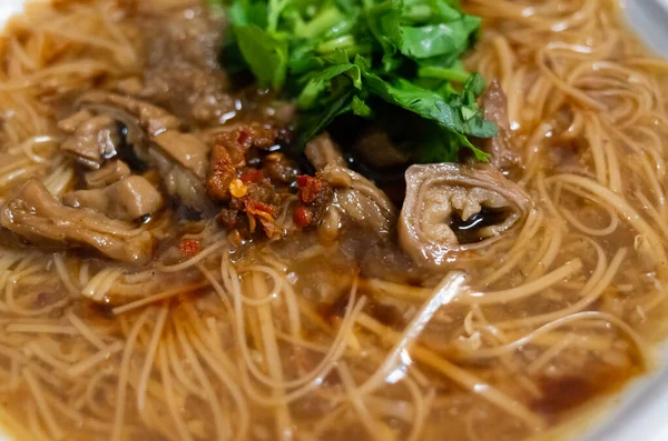 豚腸で細麺の台湾スナックを食べる — ストック写真