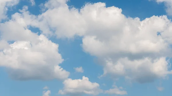 Mavi Gökyüzündeki Beyaz Bulutların Arka Planı — Stok fotoğraf