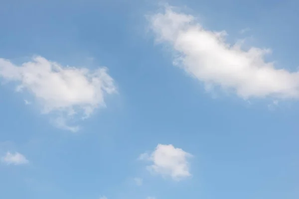 Природный Фон Белых Облаков Над Голубым Небом — стоковое фото