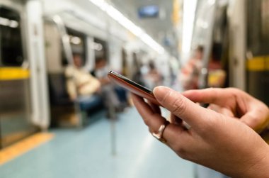 copyspace ile Mrt vagonunda akıllı telefon kullanma