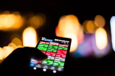 Bokeh kopyalama alanı ile pazar verilerini kontrol etmek için mobil bir aygıt kullanılıyor