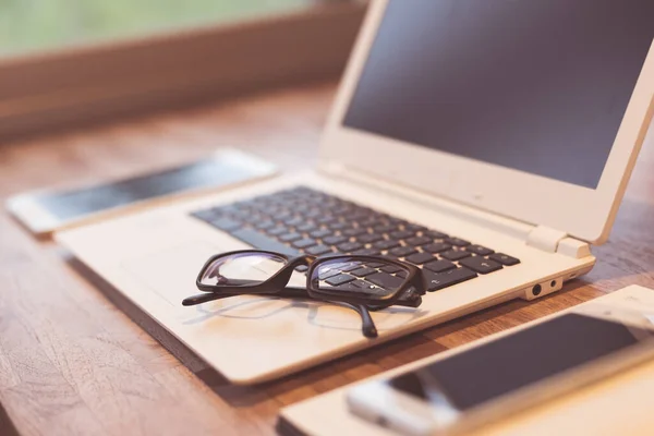 Gafas Portátil Sobre Mesa Con Nadie Concepto Trabajo Casa —  Fotos de Stock