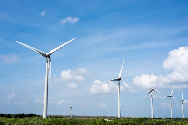 青空の風力タービン クリーンパワーの概念 — ストック写真