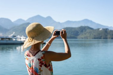 Gezgin kadın, Sun Moon Gölü yakınlarında bir fotoğraf çek, Nantou, Tayvan
