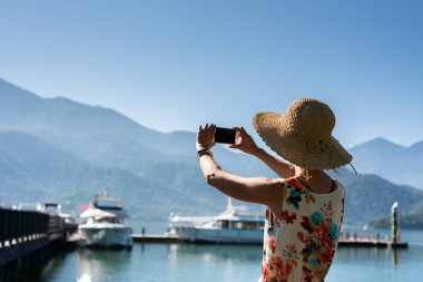 Gezgin kadın, Sun Moon Gölü yakınlarında bir fotoğraf çek, Nantou, Tayvan