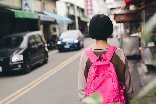 Rückansicht Einer Reisenden Frau Mit Tasche Auf Dem Traditionellen Markt — Stockfoto