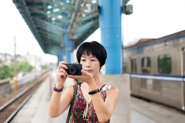 Asijské Žena Pomocí Digitální Fotoaparát Vlakové Nástupiště Venku — Stock fotografie