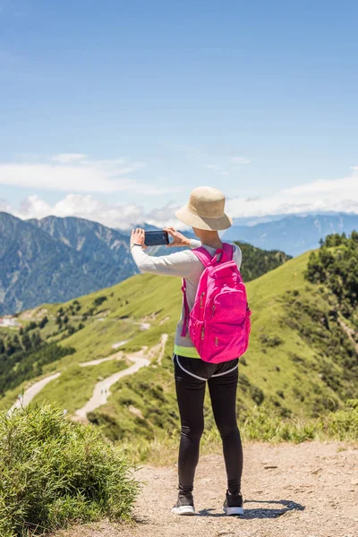 Donna Arrampicata Asiatica Scatta Foto Sulla Montagna Hehuan Taiwan — Foto Stock