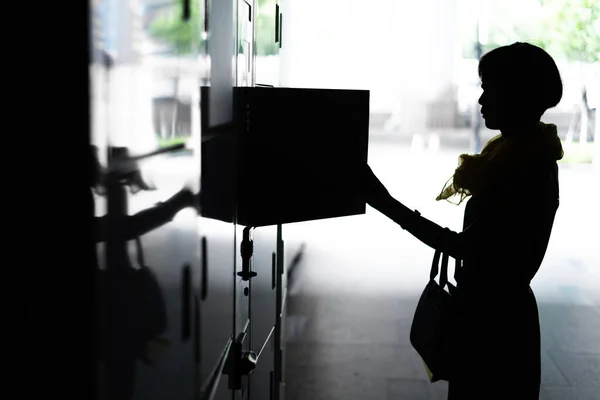 Asiático Mujer Abrir Armario Estación — Foto de Stock