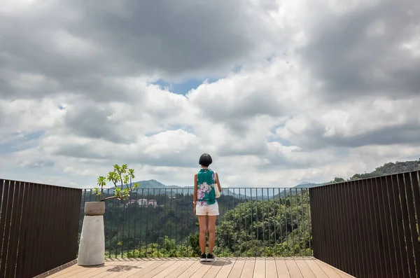 Landschaft Der Wandernden Frau Freien Auf Dem Holzbalkon — Stockfoto