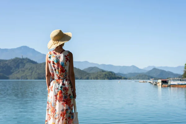 Matkustaa Kypsä Aasialainen Nainen Sun Moon Lake Taiwan — kuvapankkivalokuva