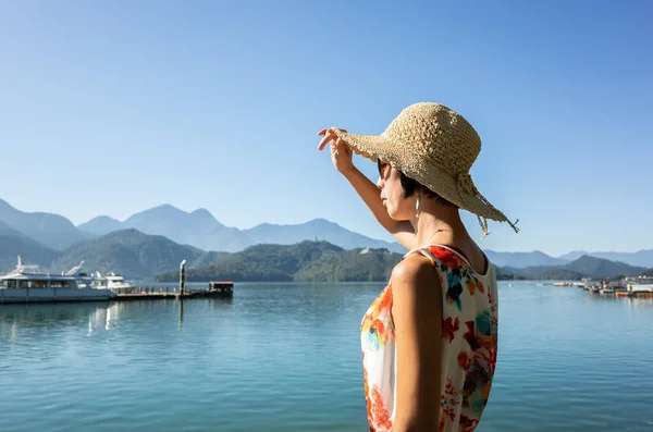 ムーン湖で成熟したアジアの女性を旅 — ストック写真