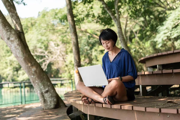 Woman Using Laptop Concept Working Outdoor — Stock Photo, Image