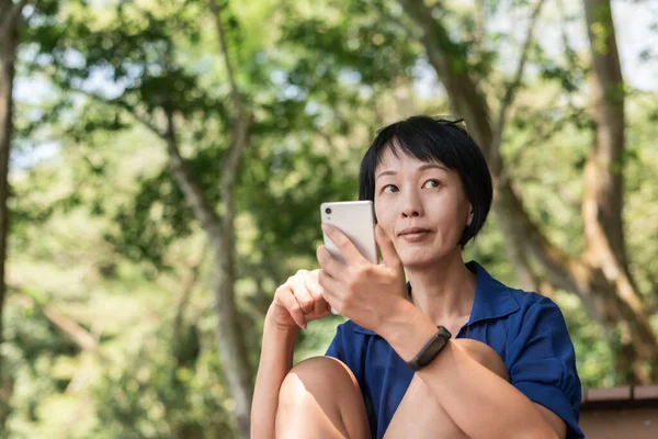 Mujer Usando Teléfono Inteligente Imagen Primer Plano — Foto de Stock