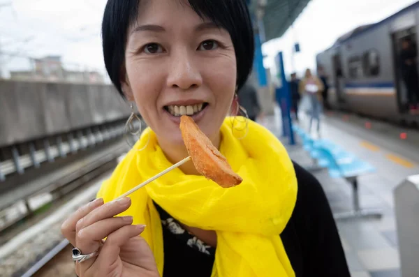 Asiatique Femme Manger Taiwanais Patate Douce Frites Dans Une Ville — Photo