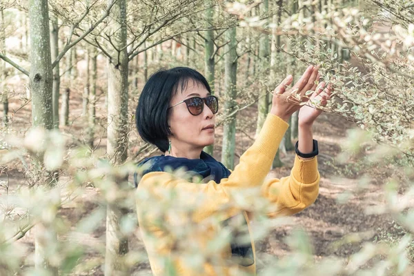 Nahaufnahme Porträt Einer Modernen Asiatischen Reifen Frau Wald — Stockfoto