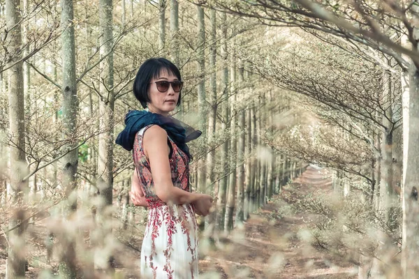 Primer Plano Retrato Moderna Mujer Madura Asiática Bosque —  Fotos de Stock