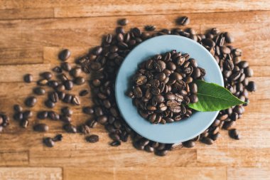 kahve çekirdekleri ahşap masada kimse olmadan.