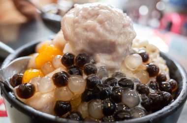 Renkli tatlı ve buzlu dondurma yemek, ünlü Tayvan atıştırmalıkları. 