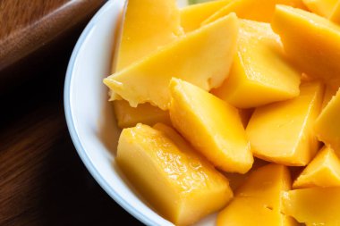 Tabakta sarı mango parçaları