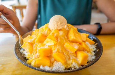 Tayvan 'da ünlü Tayvan aperatifleri ve renkli tatlı ile kesilmiş buz yemek.