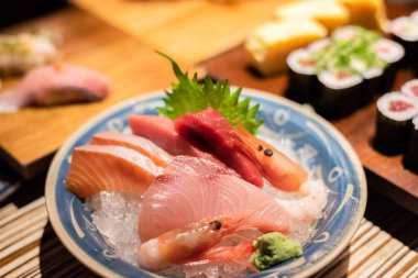 Restoranda lezzetli sashimi deniz ürünleri tabakta