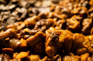 Gece pazarında Tayvan usulü kızarmış tavuğun geleneksel atıştırmalıkları.