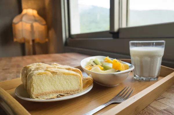 Frühstück Mit Milch Obst Und Kuchen Morgen — Stockfoto