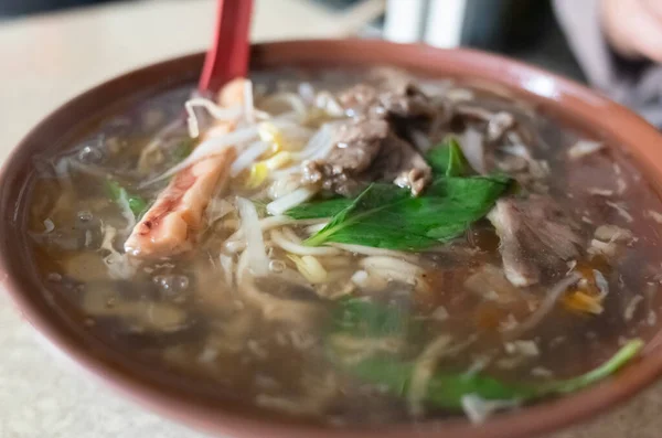 台湾のとろみのあるスープ麺にラム肉とイカのポタージュ — ストック写真