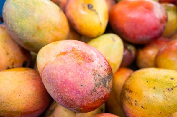 Stapel Von Mango Früchten Einem Korb Auf Dem Traditionellen Markt — Stockfoto