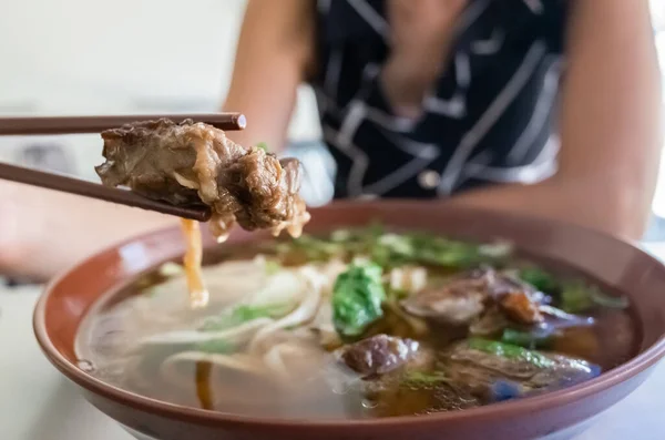 Comer Sopa Macarrão Carne Cozida Clara Taiwan — Fotografia de Stock