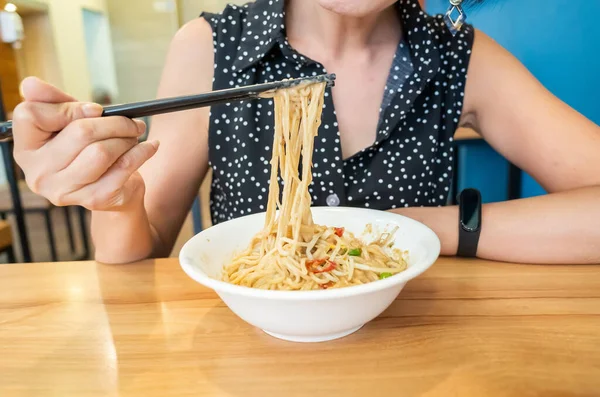 Masada Tayvan usulü ünlü susamlı şehriye aperatifleri.