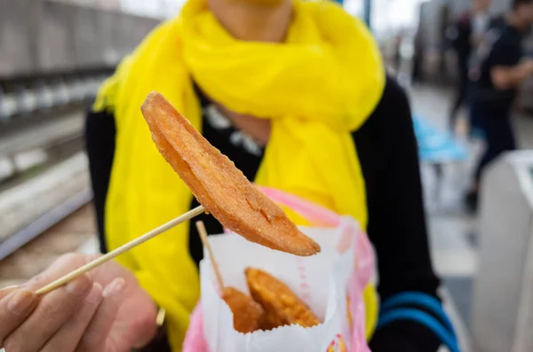 Asiatique Femme Manger Taiwanais Patate Douce Frites Dans Une Ville — Photo