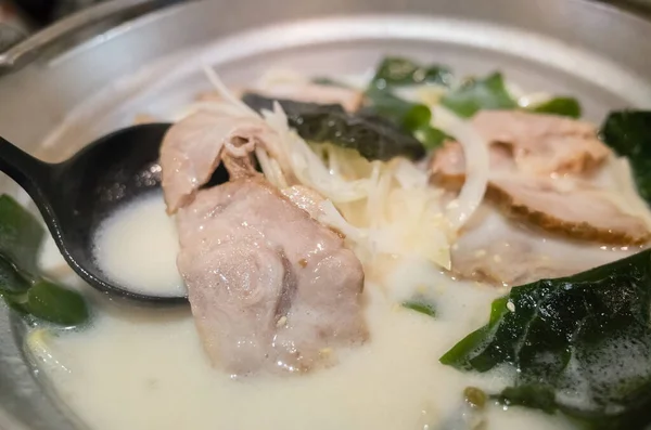 Mulher Comer Uma Tigela Ramen Tonkotsu Restaurante — Fotografia de Stock