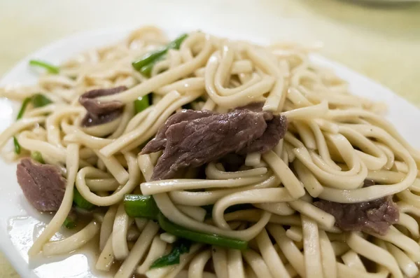 Suché Nudle Hovězím Masem Talíři Restauraci — Stock fotografie