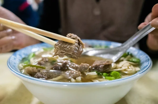 在餐馆里吃传统的牛郎面 — 图库照片