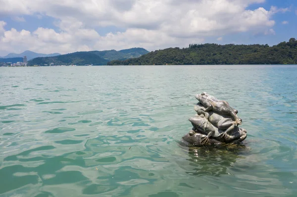 Nove Pile Statue Rane Nel Lago Sun Moon Taiwan Asia — Foto Stock